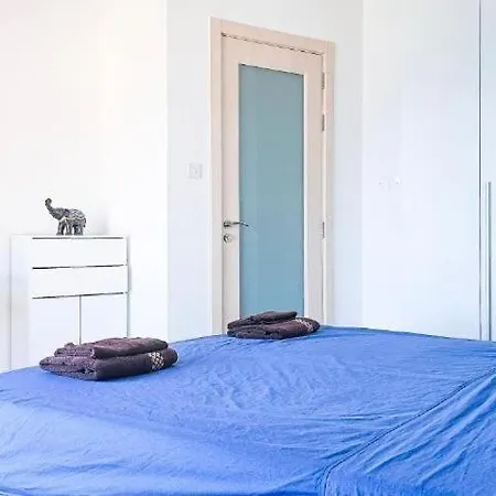 Seafront Bedroom In 슬리에마