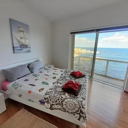 Seafront Bedroom In سليمة
